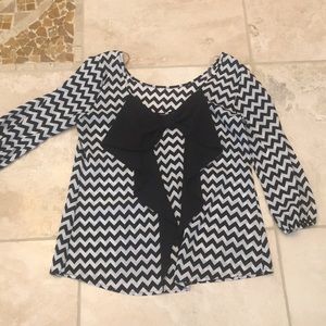 Black and white quarter length chevron top. Sz M